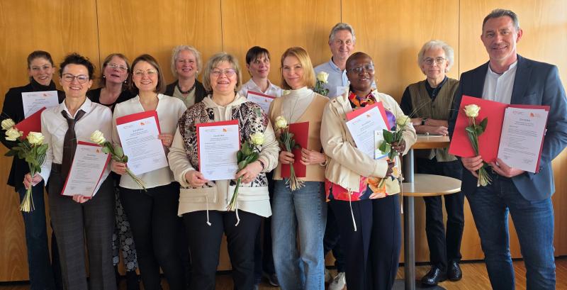 Teilnehmer freuen sich über Zertifikate